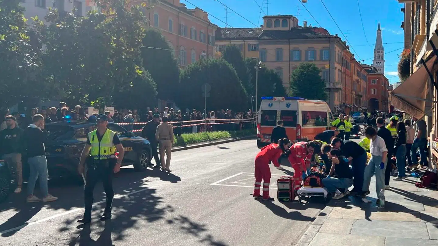 Politi og ambulancer rykkede hurtigt ud efter påkørslerne i Modenas centrum.