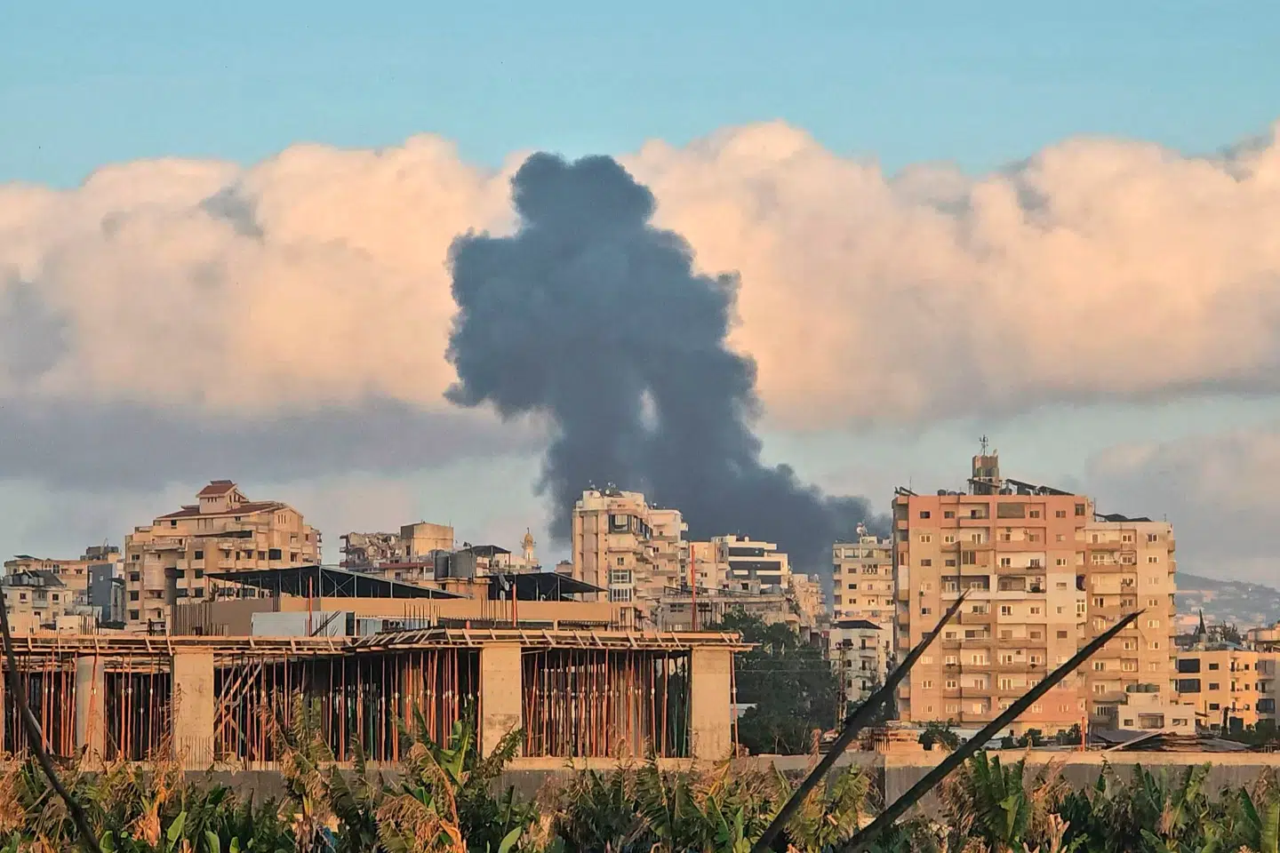 Røg fra et israelsk bombeangreb mod den libanesiske by Tyre.