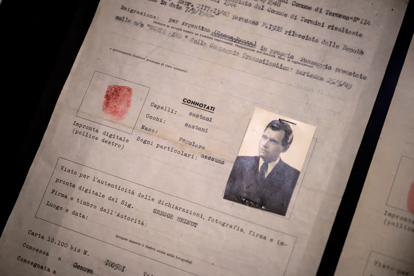 Et falsk pas i 1949 som Josef Mengele brugte til at flygte fra sine krigsforbrydelser. Her flygtede han under navnet Helmut Gregor.