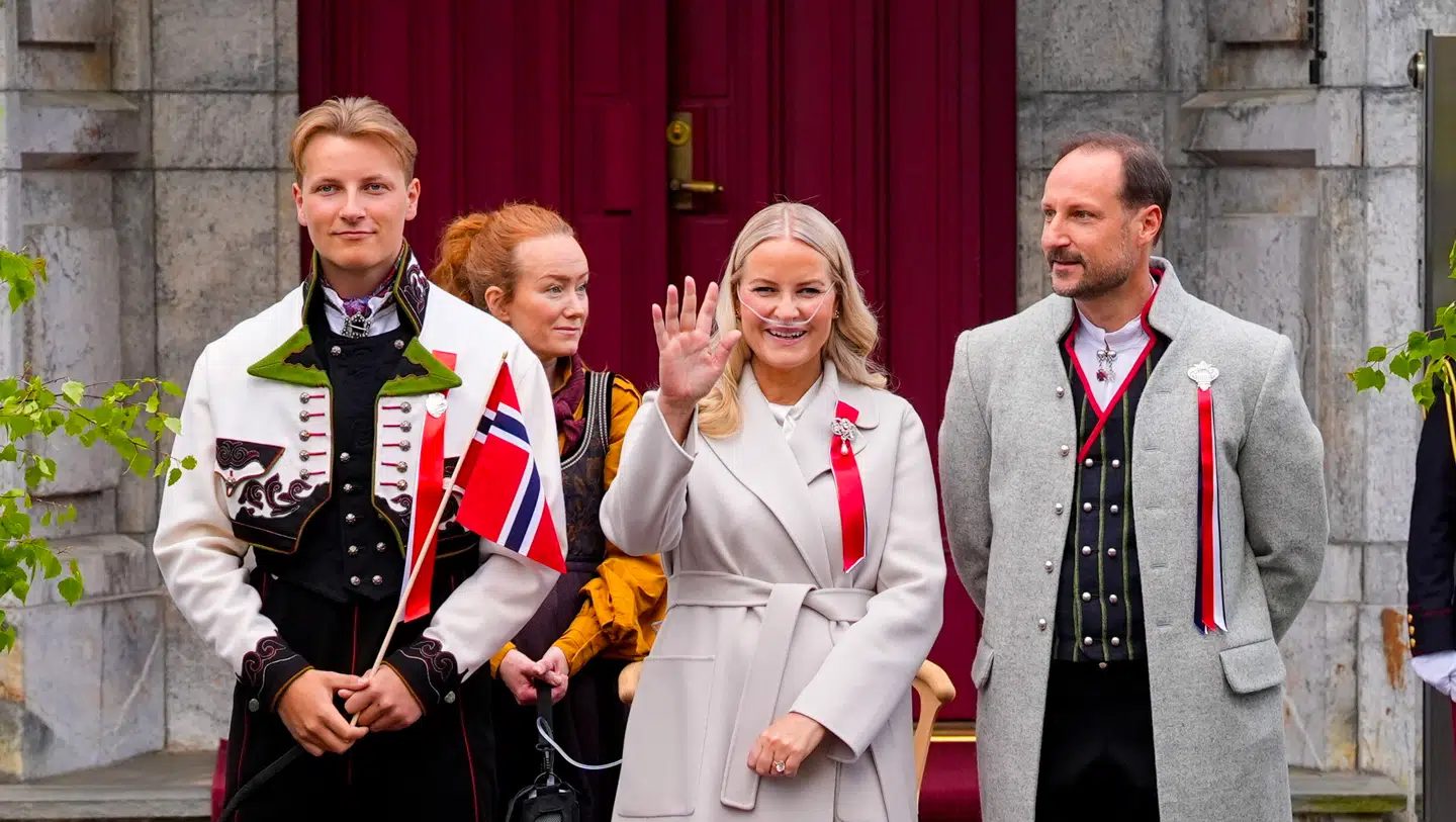 Her ses den norske kronprinsesse Mette-Marit med næsekateter.