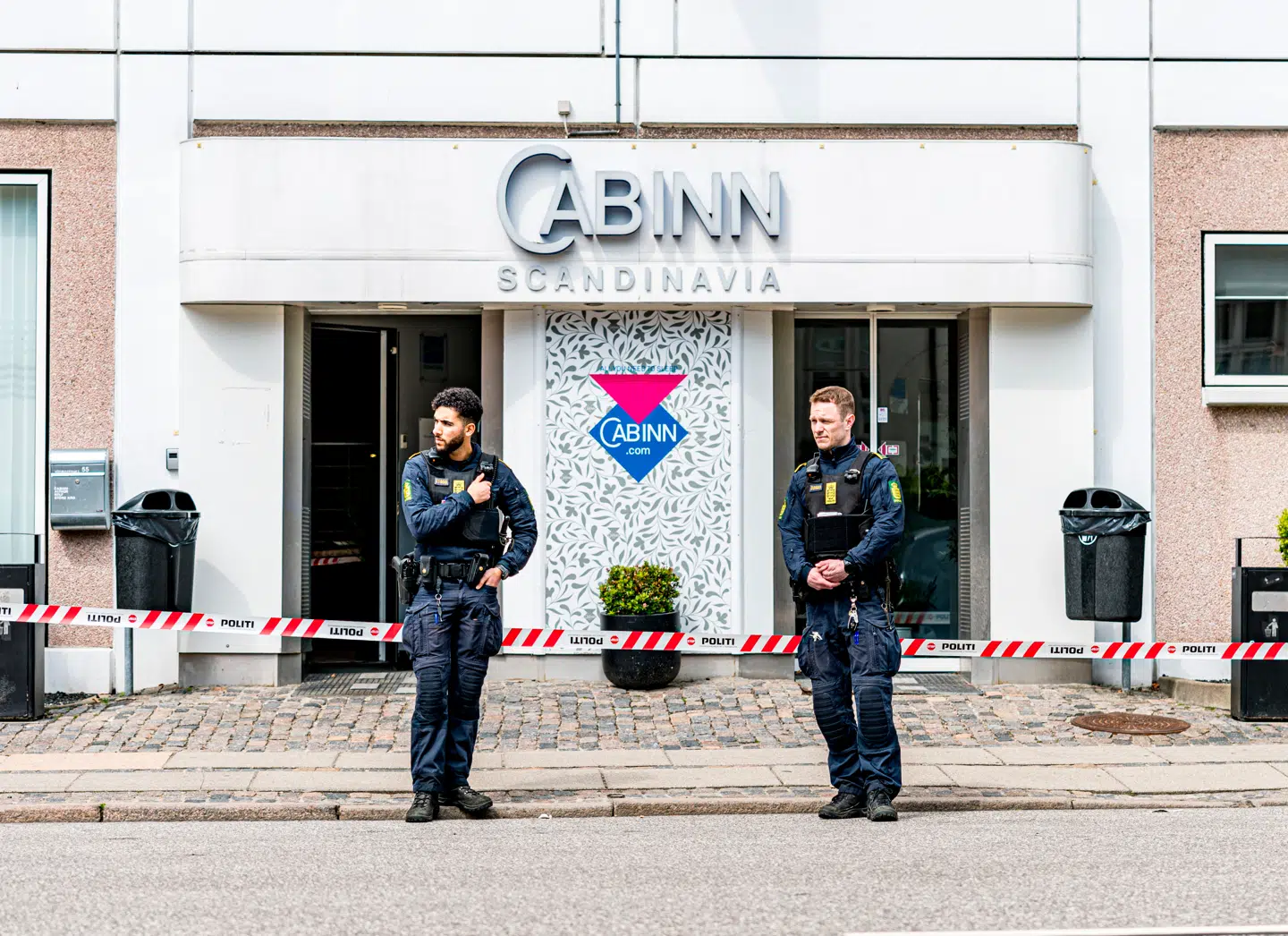Politiet har afgivet skud mod mand med kniv ved Forum i København, søndag den 17. maj 2026. I forbindelse med en anmeldelse om en mand med kniv omkring Forum har en politipatrulje afgivet skud mod manden med kniven. Manden blev ramt i benet og er kørt til behandling på hospitalet.