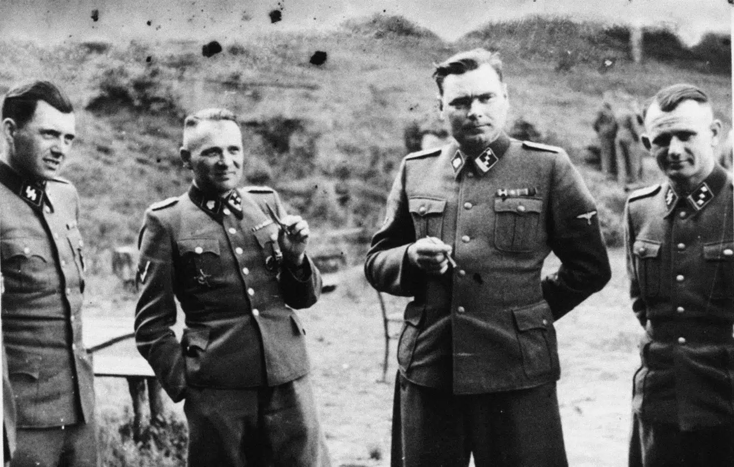 SS-officerer på besøg i Solahütte, som var et resort for nazister tæt på Auschwitz. Josef Mengele står længst til venstre.