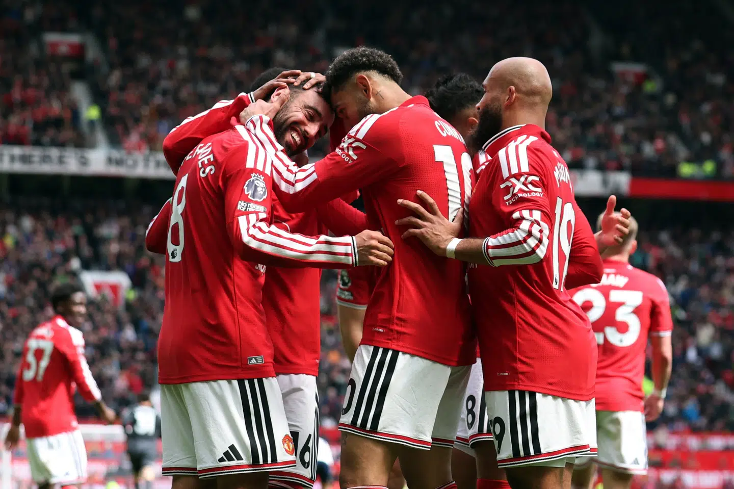 Holdkammeraterne jublede med Bruno Fernandes, efter at han tangerede rekorden for flest assists i en Premier League-sæson.