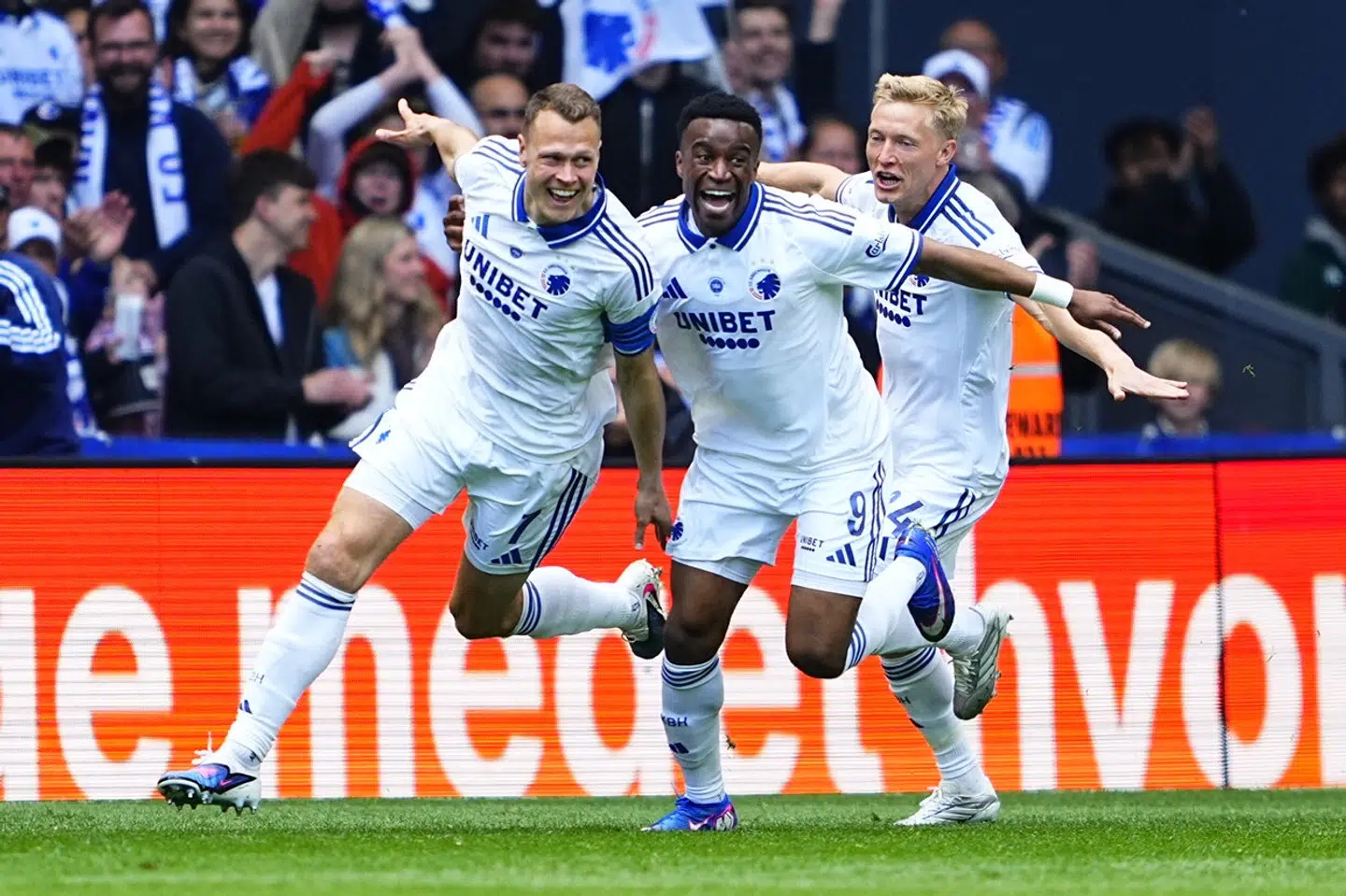 Viktor Claesson (tv.) og Youssoufa Moukoko (i midten) skød for, da FCK bankede Randers i Parken.