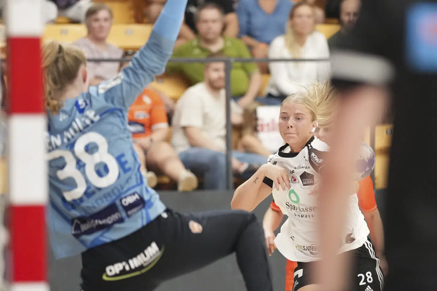 Maiken Skov (til højre) scorede fire mål for EH Aalborg, som søndag vandt over Ajax København. (Arkivfoto).