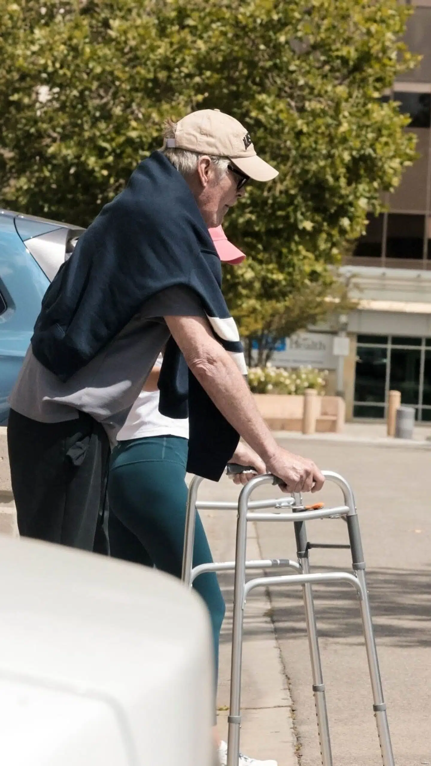 Tilbage i april blev David Hasselhoff også set gående med rollator på gåtur med sin kone, Hayley Roberts.