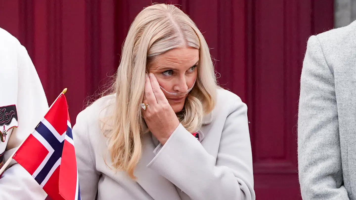 Kronprinsesse Mette-Marit vakte opsigt, da hun mødte om en iltkateter. Men så skete noget uventet.