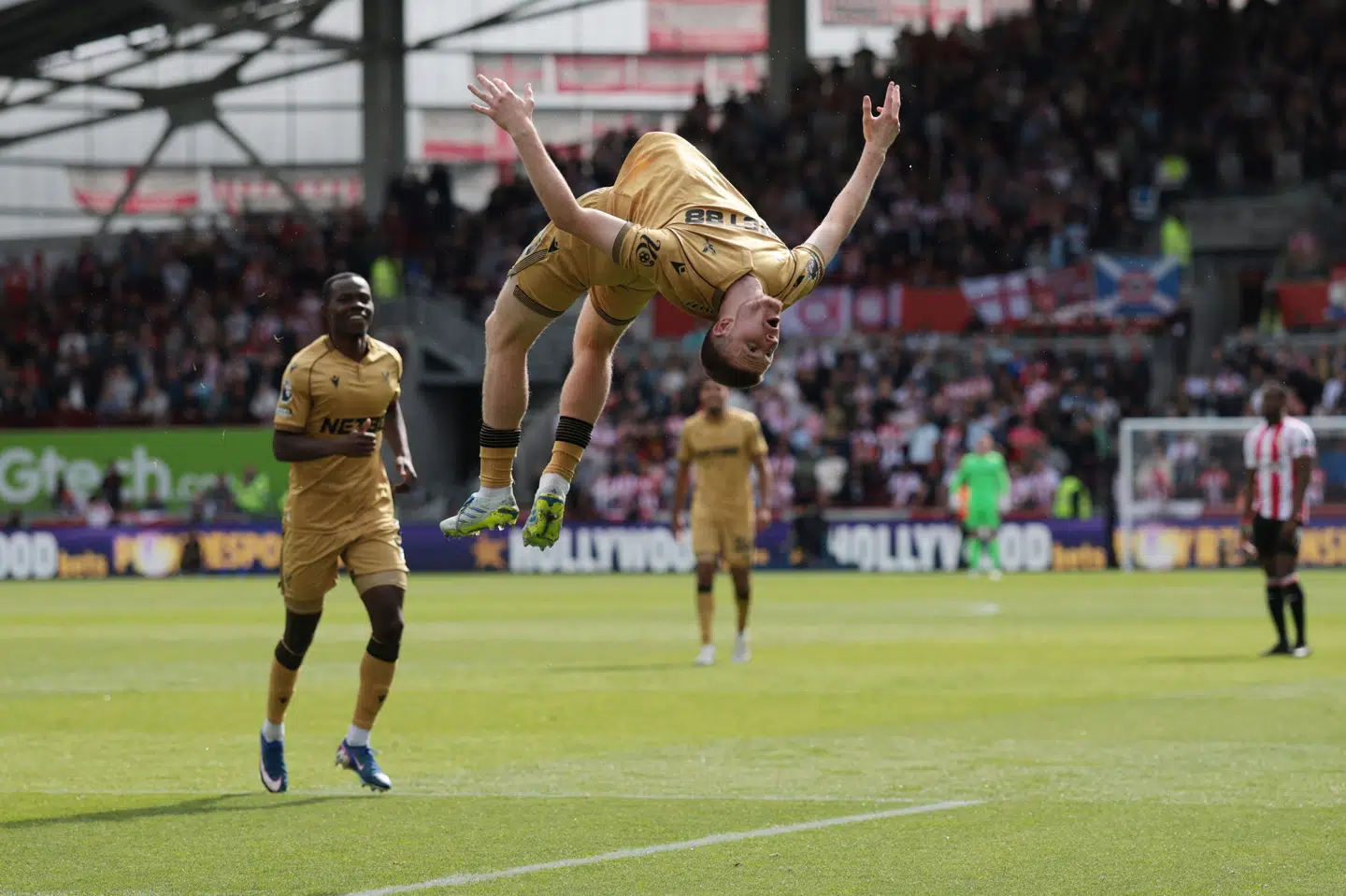 Crystal Palace-spilleren Adam Wharton lavede en akrobatisk jubelscene, da han søndag scorede ude mod Brentford i Premier League. Kampen endte 2-2.