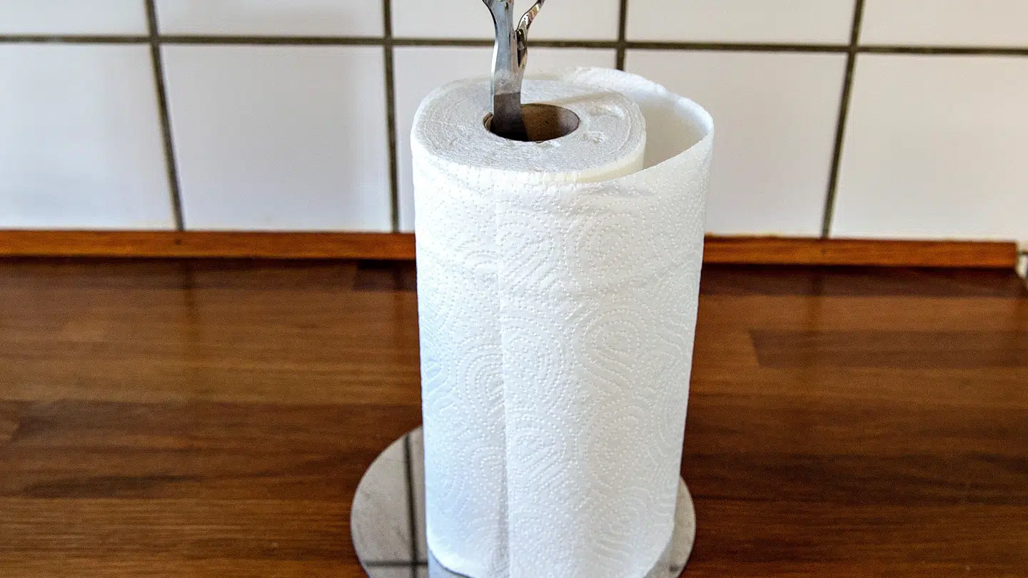 Køkkenrulle fremstillet af genbrugspapir kan indeholde kemikalier, som være sundhedsskadelige.