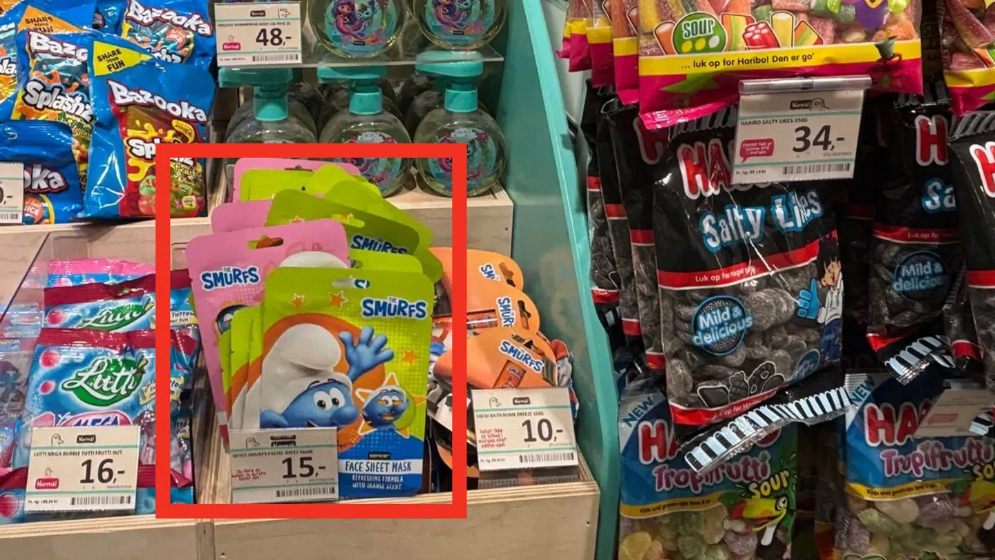 Smølfe masker står i børnehøjde side om side med slikket i Normal-butikker.