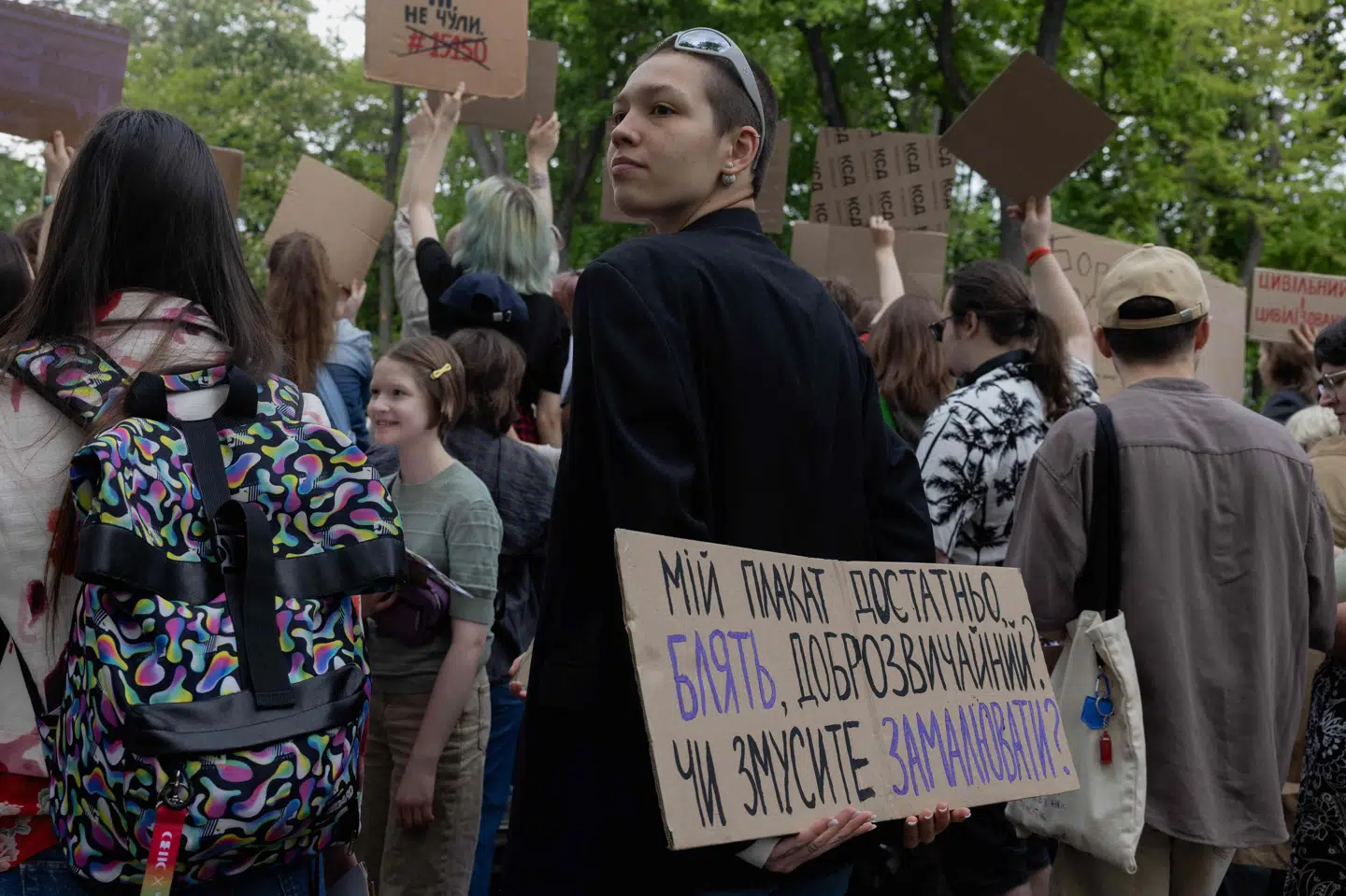 Hundredvis af demonstranter protesterede søndag i Kyiv mod nye love, der ifølge dem vil begrænse rettigheder for kvinder, børn, handicappede og LGBT-personer.