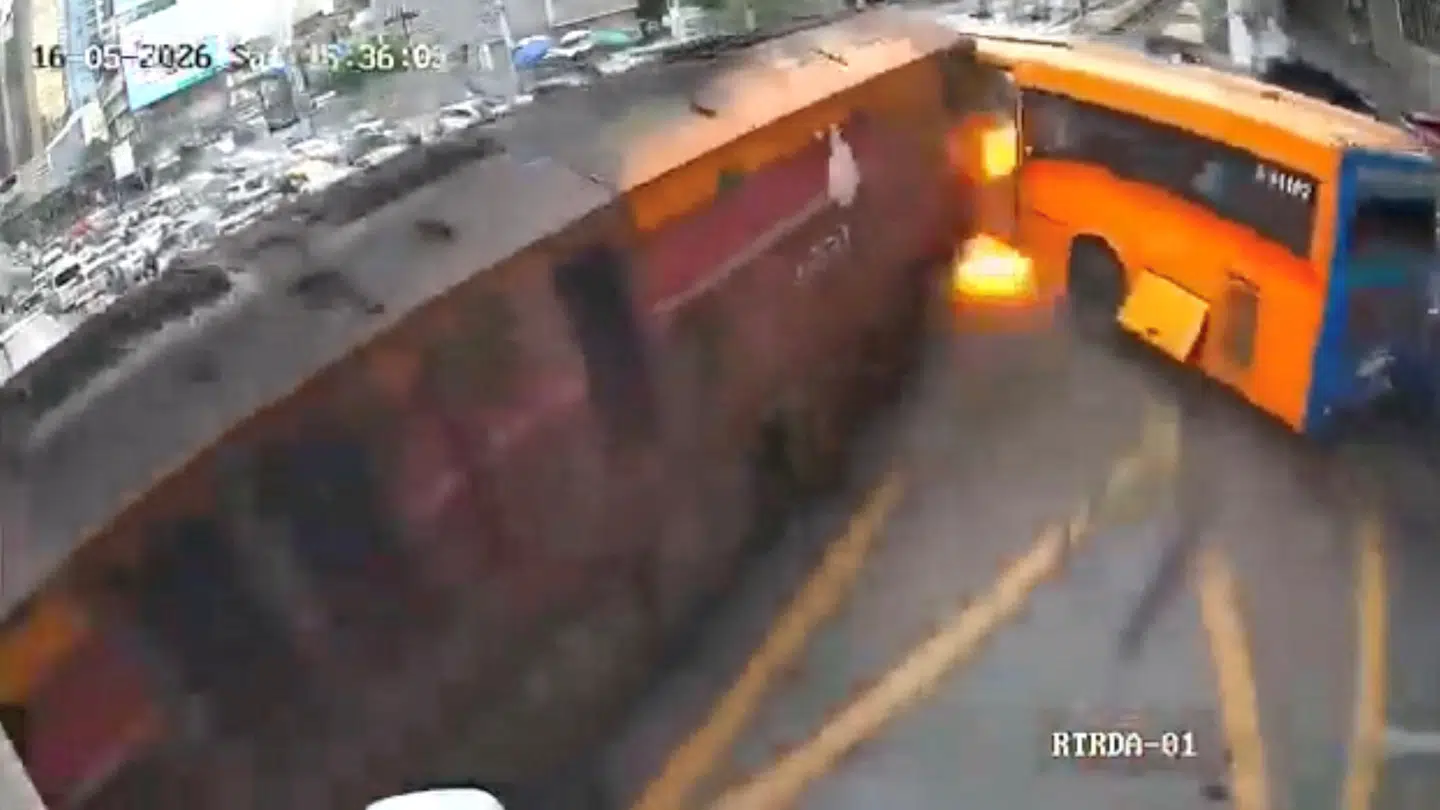 Et tog, der fragtede containere, bragede lørdag ind i et tog, der holdt stille på skinnerne i Bangkok. Her er det et fra overvågningskameraerne.