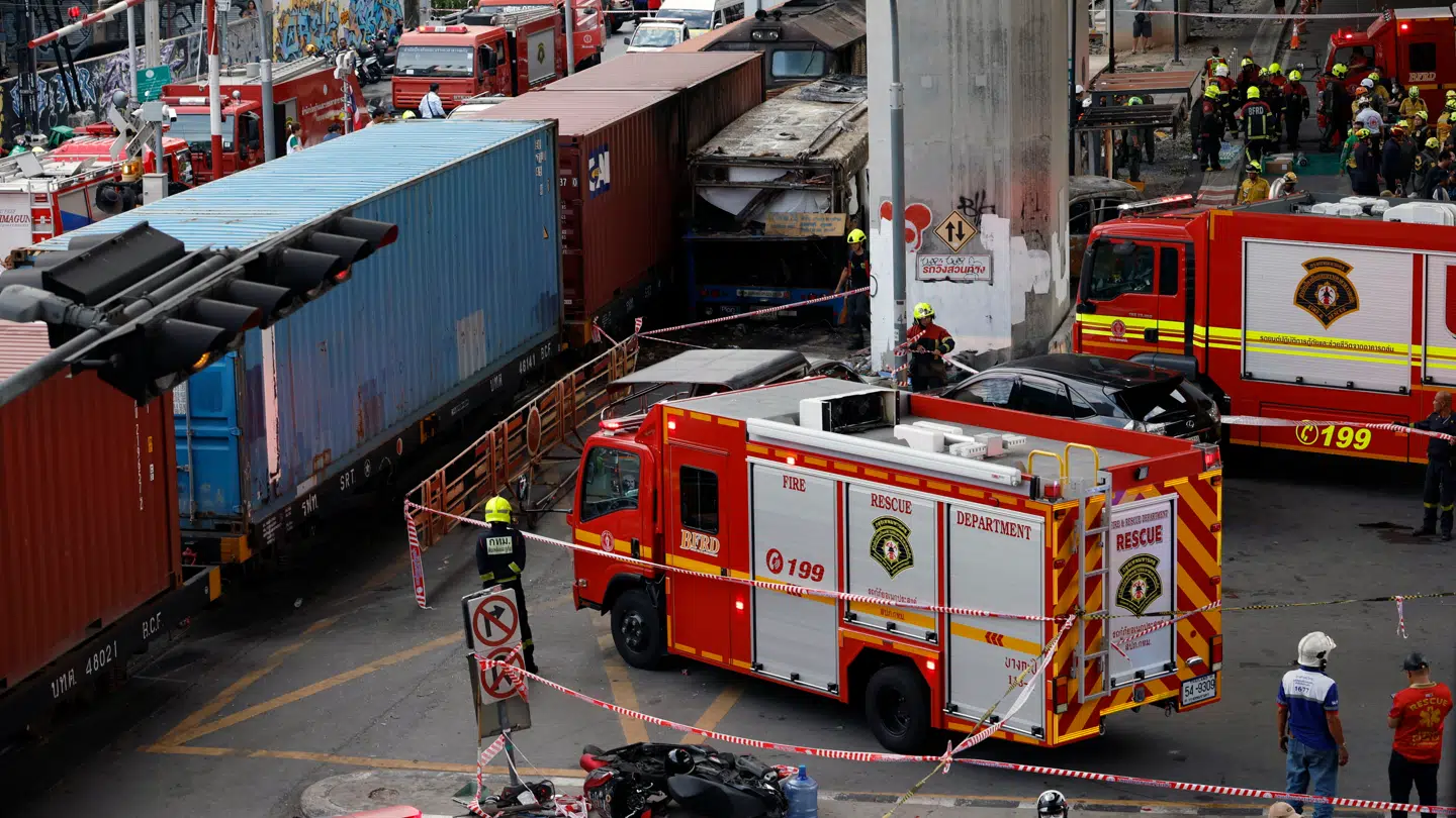 Både brandvæsen og redningsfolk var på overarbejde med at få slukket branden og reddet passagerer ud fra vragene.