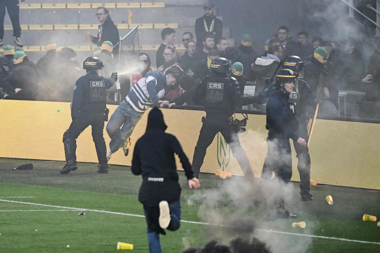 Politiet forsøgte med tåregas at få styr på ballademagerne, men det lykkedes ikke at afvikle søndagens franske ligakamp mellem Nantes og Toulouse.