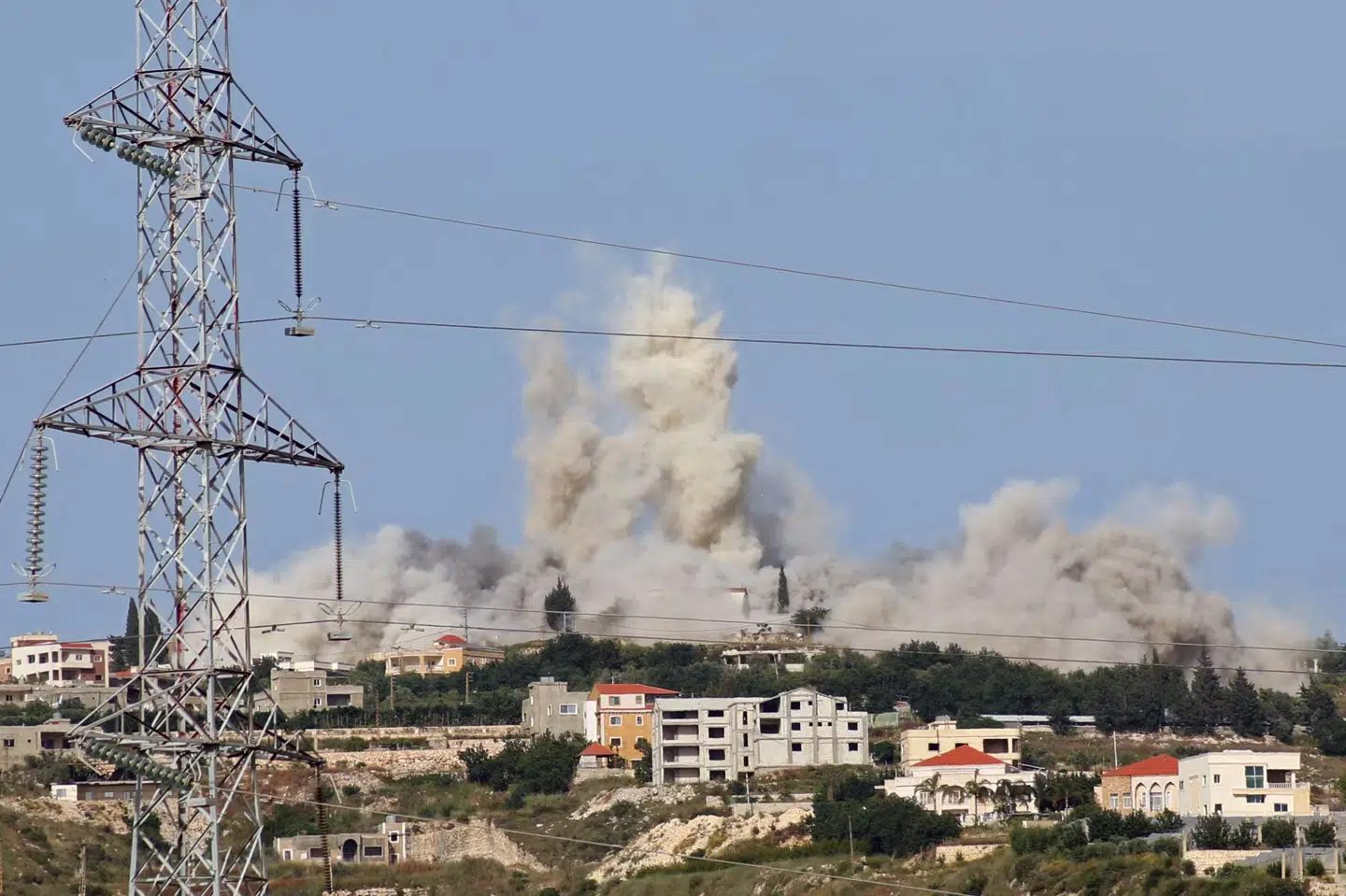 Røg stiger op efter et israelsk luftangreb i det sydlige Libanon søndag. I den østlige del af landet meldes en ledende skikkelse i Islamisk Jihad dræbt i et andet israelsk angreb.