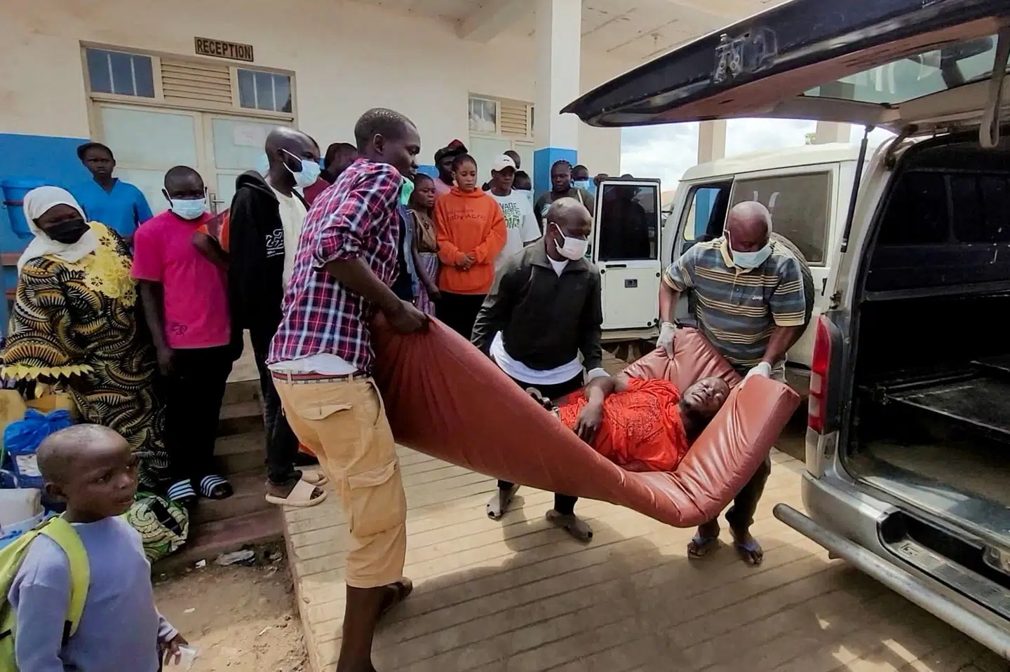En mand bliver båret ind på et hospital i DR Congo mistænkt for at være smittet med ebola. Et udbrud af den farlige virussygdom har ramt det centralafrikanske land samt nabolandet Uganda. (Arkivfoto).