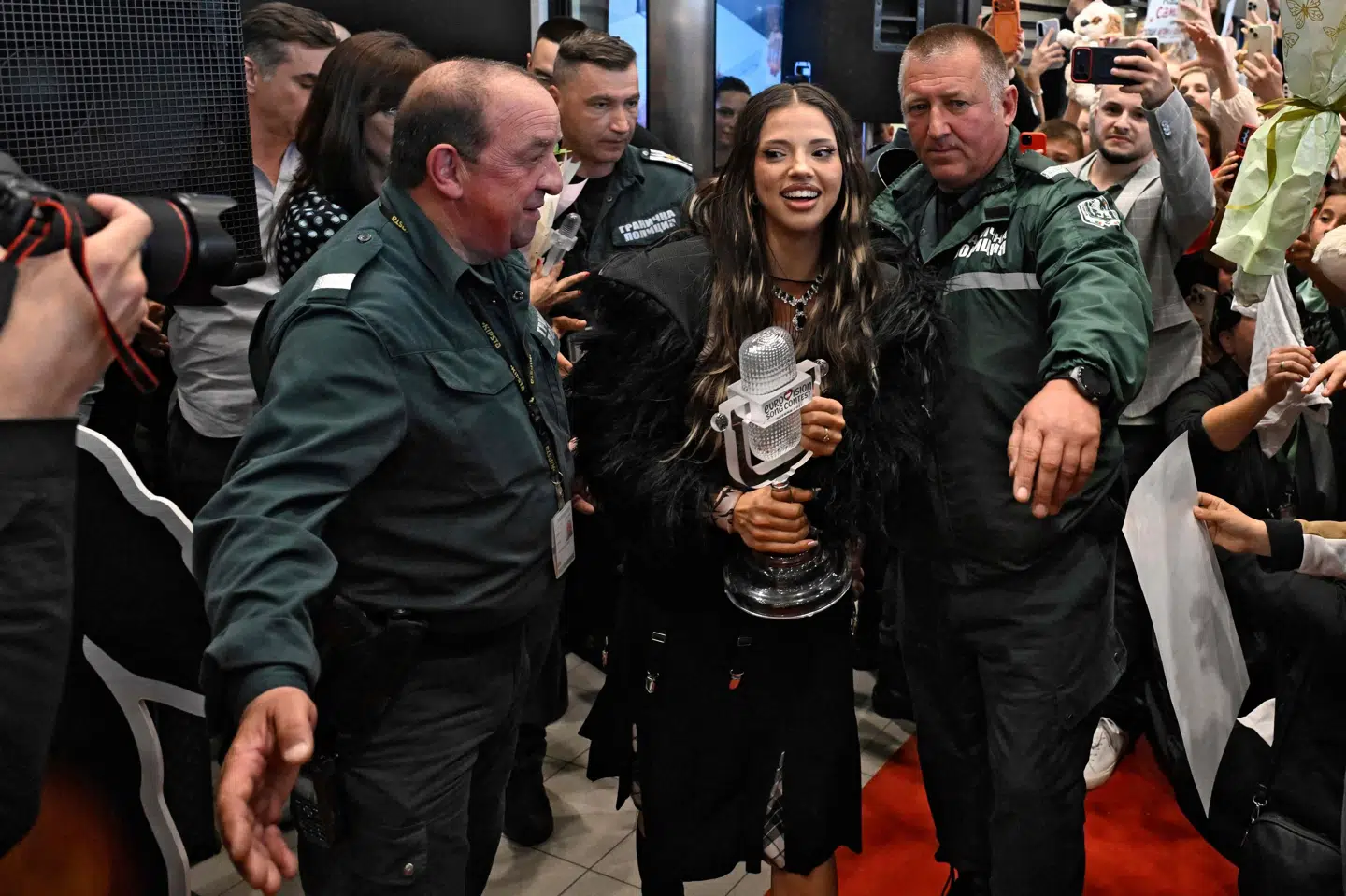 Den bulgarske sanger Dara eksorteres af politibetjente, mens hun bliver taget imod af fans i lufthavnen i Bulgariens hovedstad, Sofia.