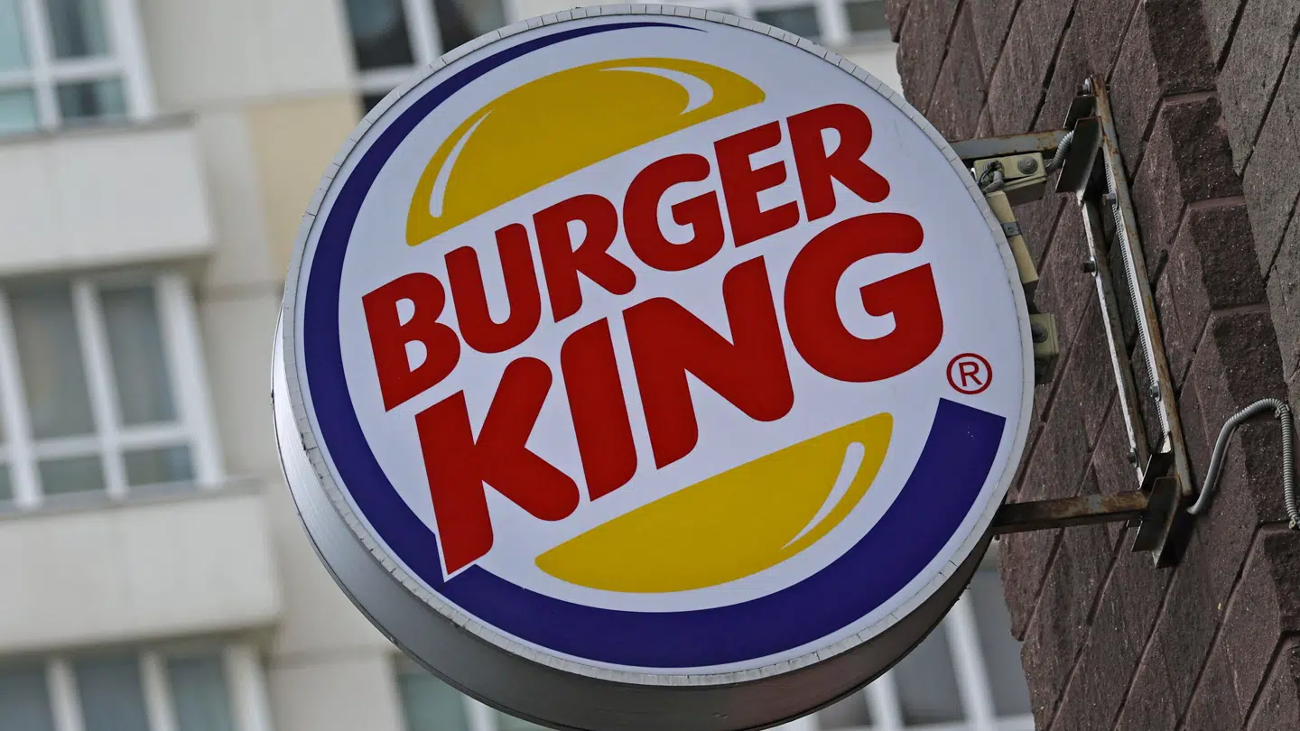 20 mindreårige personer gik amok foran Burger King i Bergen søndag.