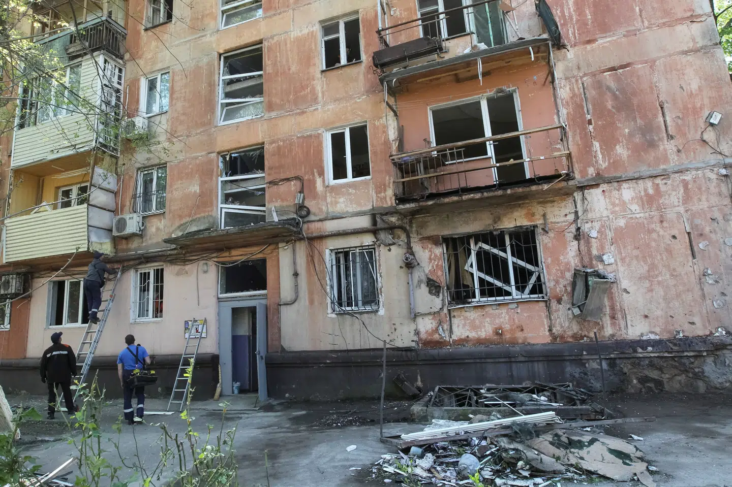 Billedet er fra tidligere på måneden - 7. maj - og viser bygning med lejligheder i ukrainske Dnipro efter droneangreb. Natten til mandag har byen igen været under angreb, melder Ukraine. (Arkivfoto).