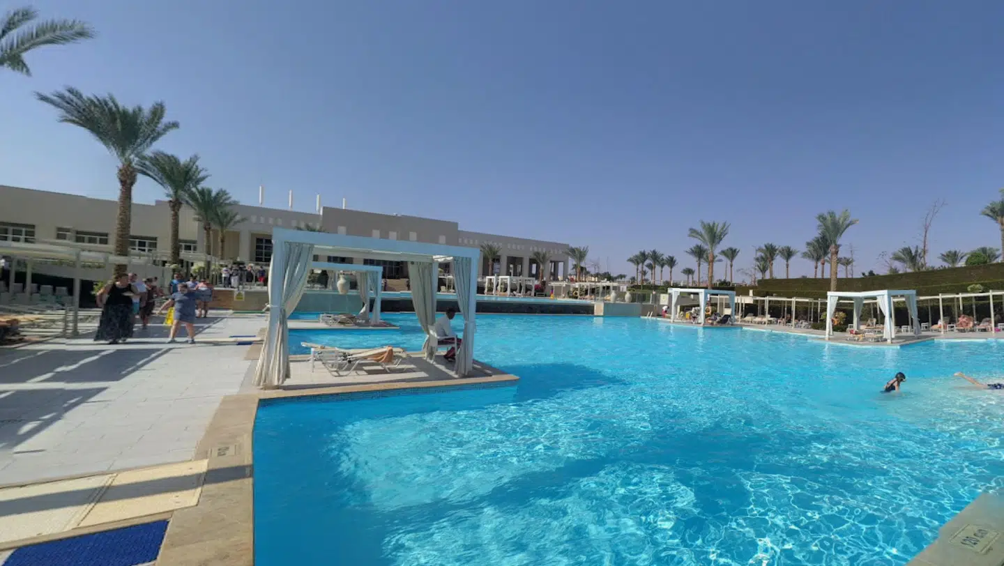 Det var under et besøg på det femstjernede resort Jaz Makadi Aquaviva i Egypten.