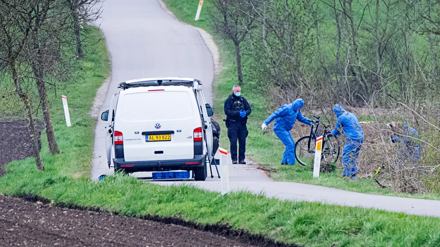 En barnecykel bliver hevet op af en grøft efter en 13-årig pige er blevet meldt kidnappet 15. april 2023. Pigen blev 27 timer senere fundet i live.