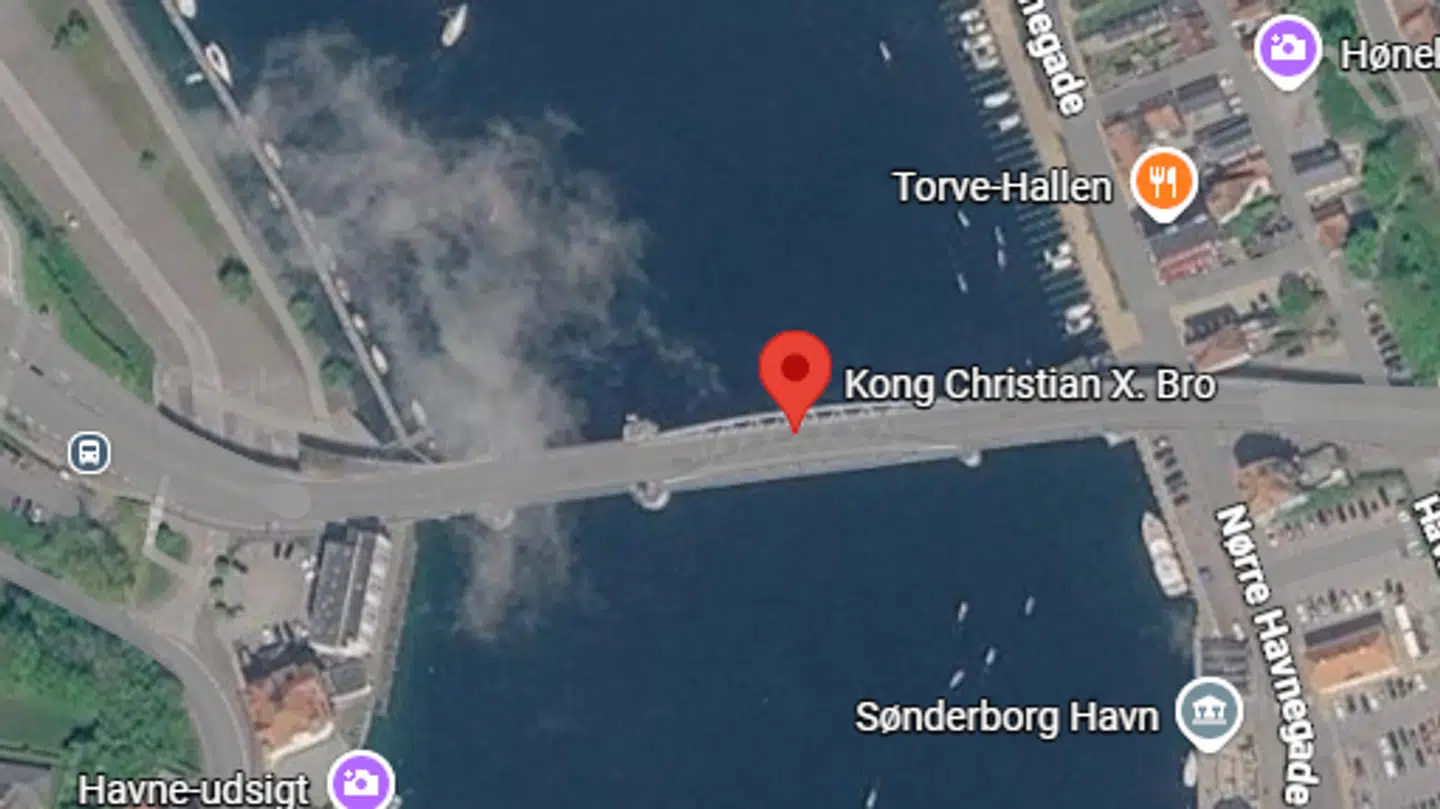 Kong Christian den X's bro krydser Als Sund.
