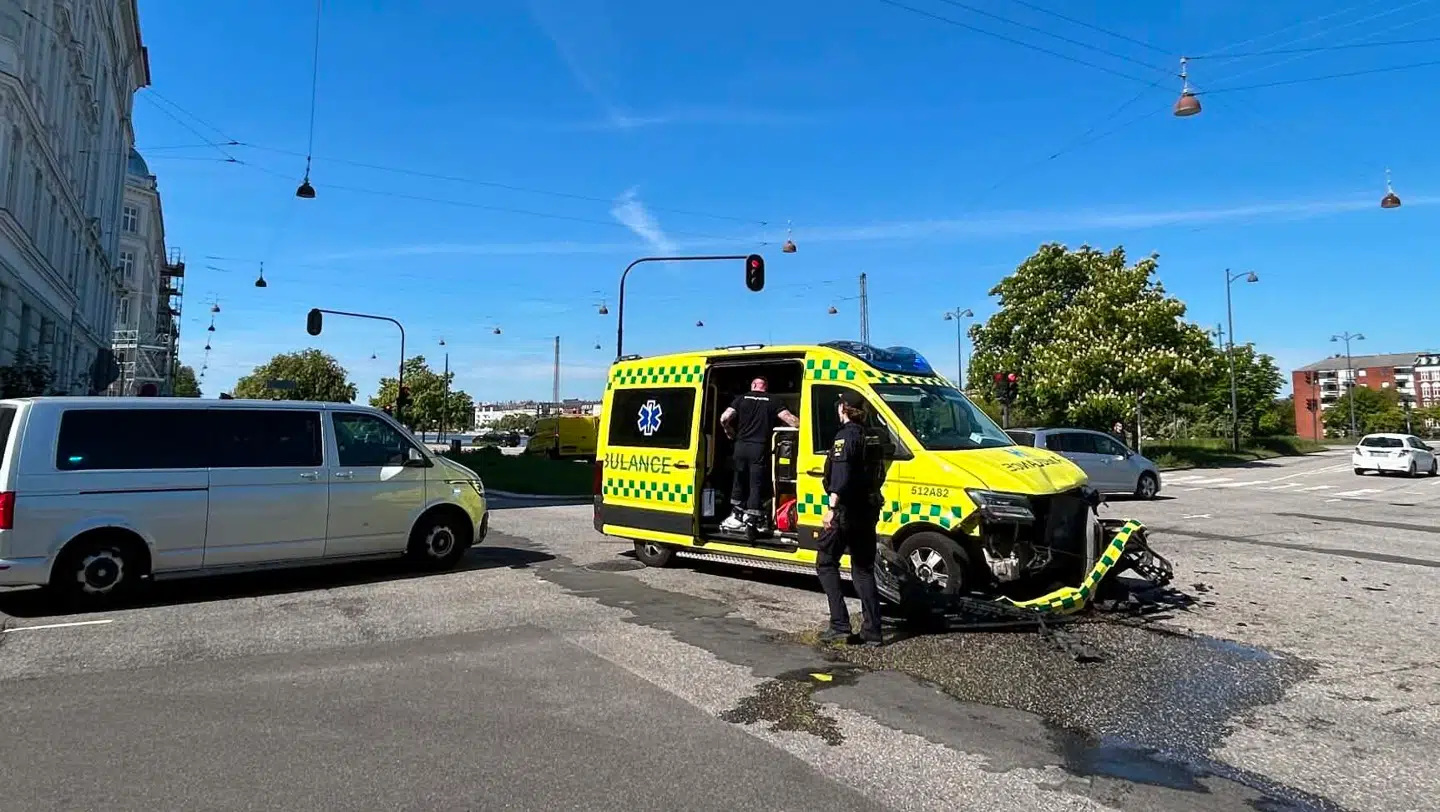 Her ses den påkørte ambulance.