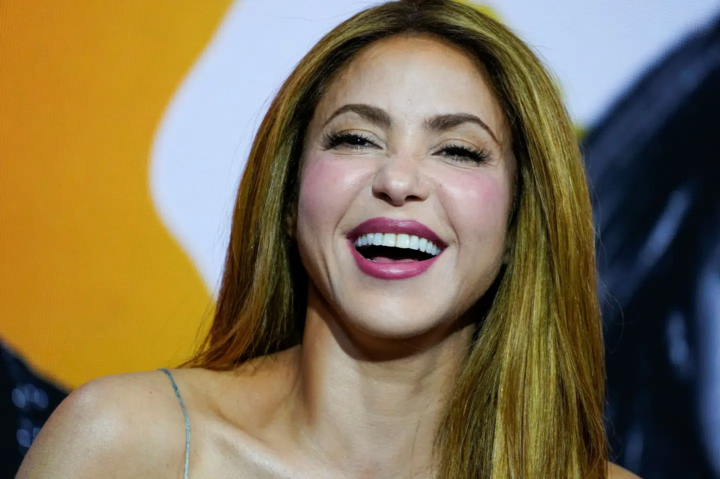 Shakira smiler i forbindelse med et pressemøde op til det kommende foldbold-VM, hvor hun skal optræde og har lavet den officielle sang. (Arkivfoto).
