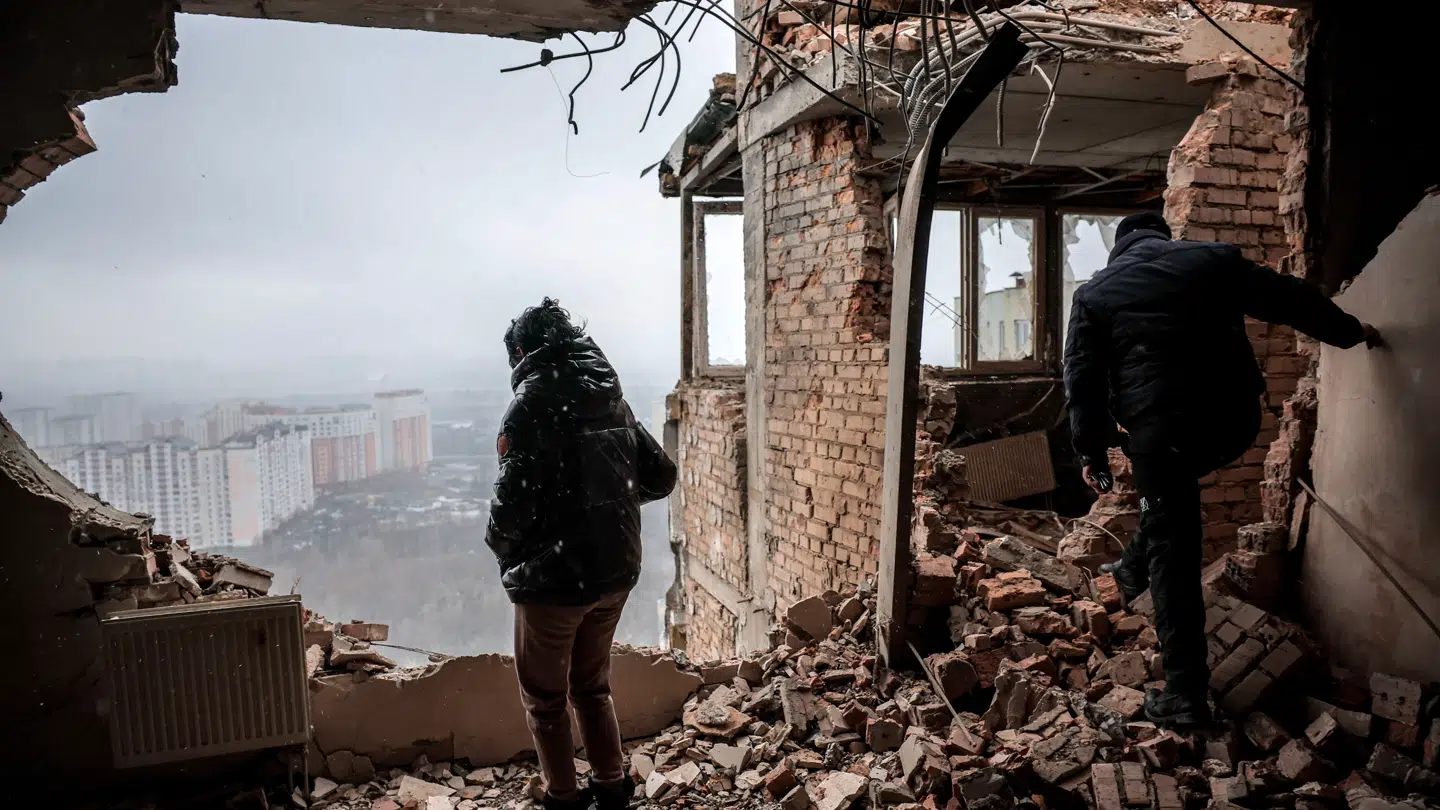 En lokal i Kyiv i sin lejlighed efter den blev ramt af en russisk Shaheddrone i december 2023.