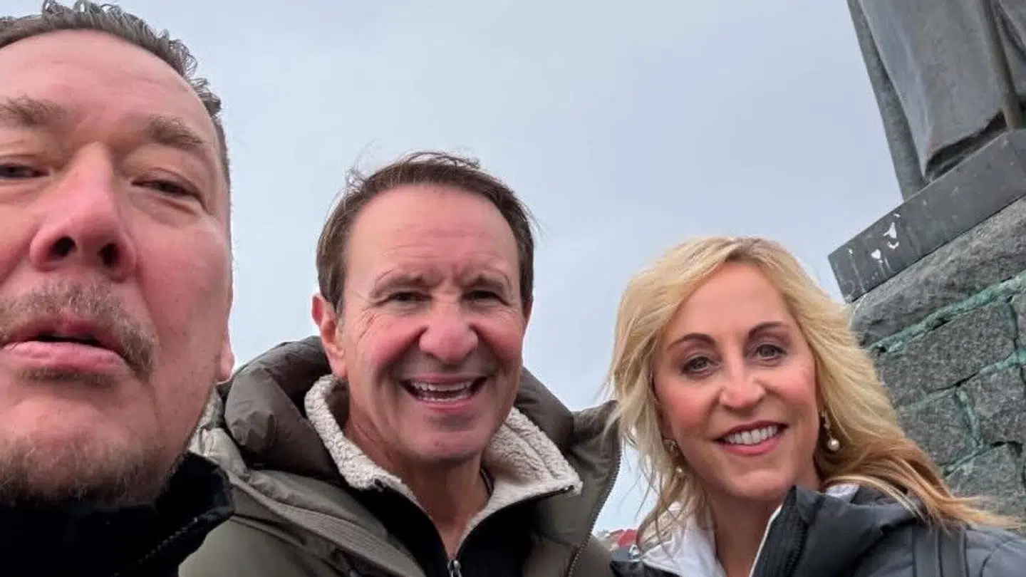 Her ses Jørgen Boassen stå ved Hans Egedes statue i Nuuk sammen med USA-præsident Donald Trumps særlige udsending, Jeff Landry, og hans hustru Sharon Landry. Billedet er taget søndag.