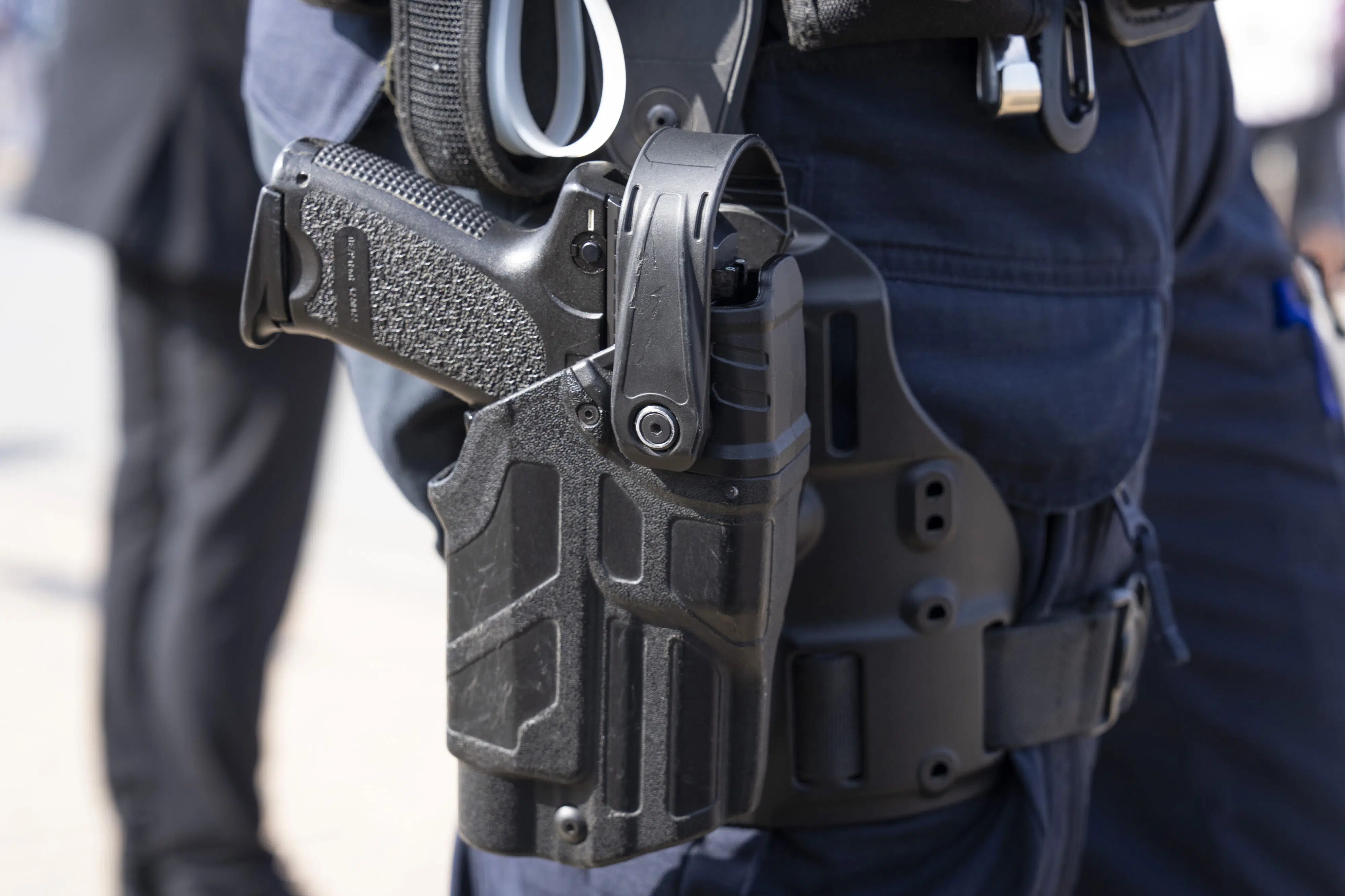 Politibetjent dømt - glemte pistol på tankstations toilet