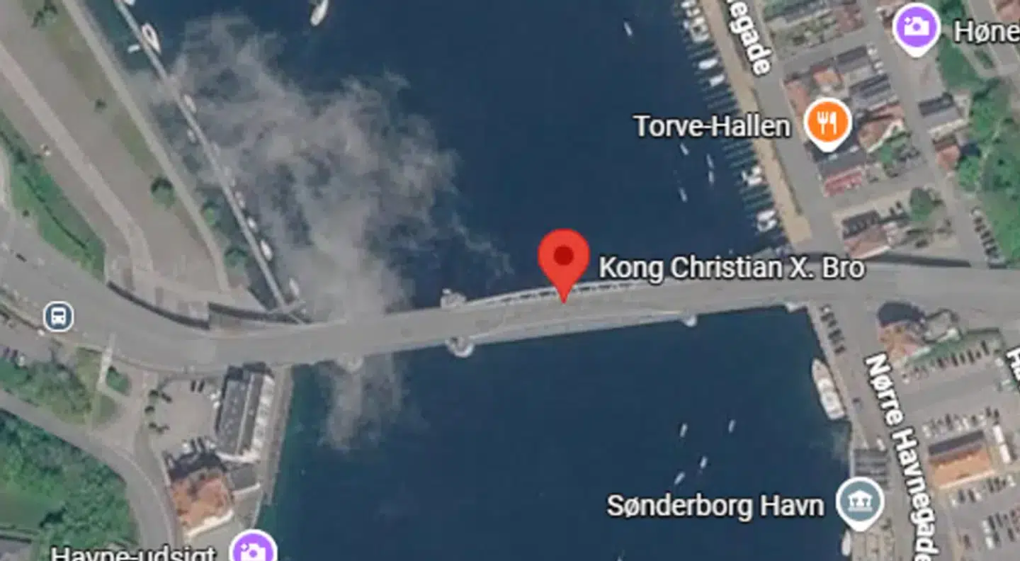 Kong Christian den X's bro krydser Als Sund.