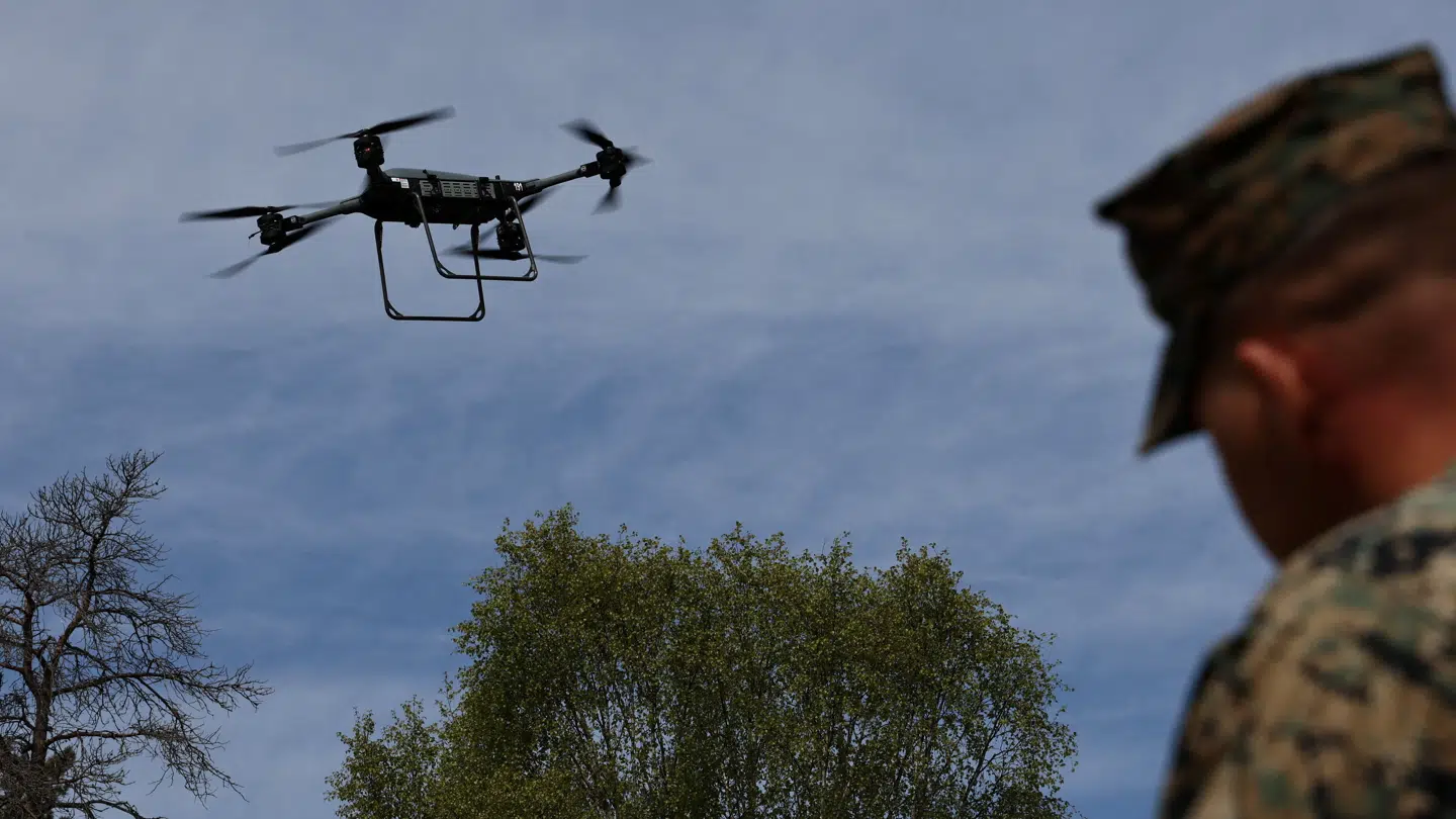 En amerikansk droneoperatør i gang med at styre en drone under en øvelse på Gotland i Sverige 11. maj. Her fik Nato-tropper store klø af en række ukrainske tropper.