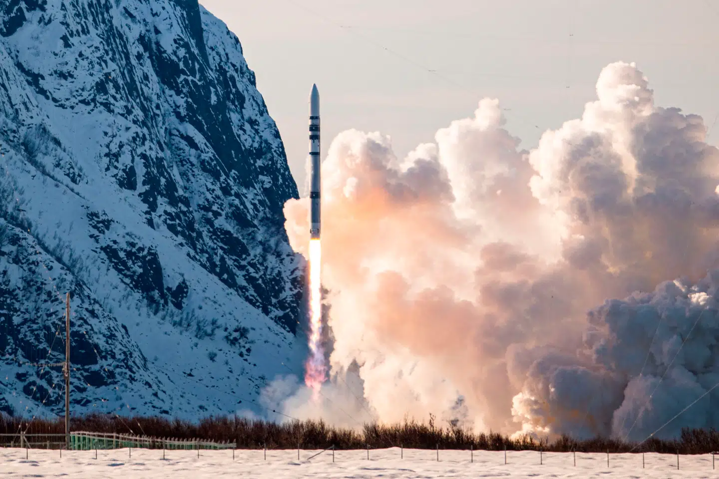 Satellitanlægget på Andøya hører til de vigtigste opsendelsessteder i Europa for civile- og militære satellitter. Nu mistænker Norge, at Kina forsøger at udføre målrettet spionage mod anlægget.