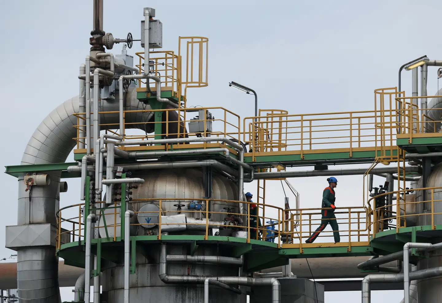 Stilstanden i Hormuzstrædet får presset på den globale energiforsyning til at stige, og nu kan olielagrene snart slippe helt op, fortæller IEA.