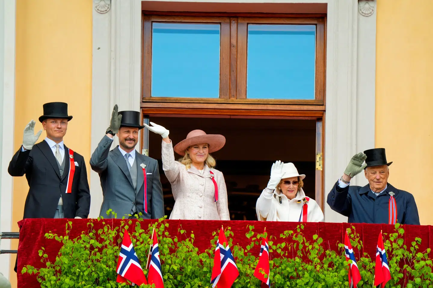 Dronning Sonja deltog søndag i 17. maj-fejringen i Oslo. Her ses hun på slotsbalkonen med prins Sverre Magnus, kronprins Haakon, kronprinsesse Mette-Marit og kong Harald. (Arkivfoto).
