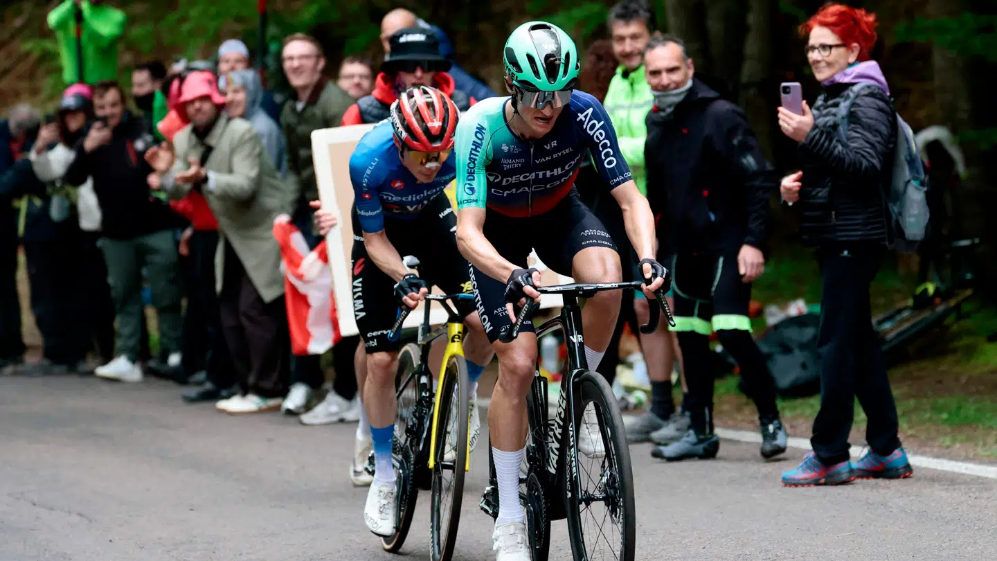 Jonas Vingegaard (bagerst) lod Felix Gall gøre meget af det hårde arbejde, inden han placerede et skarpt angreb og vandt etapen.