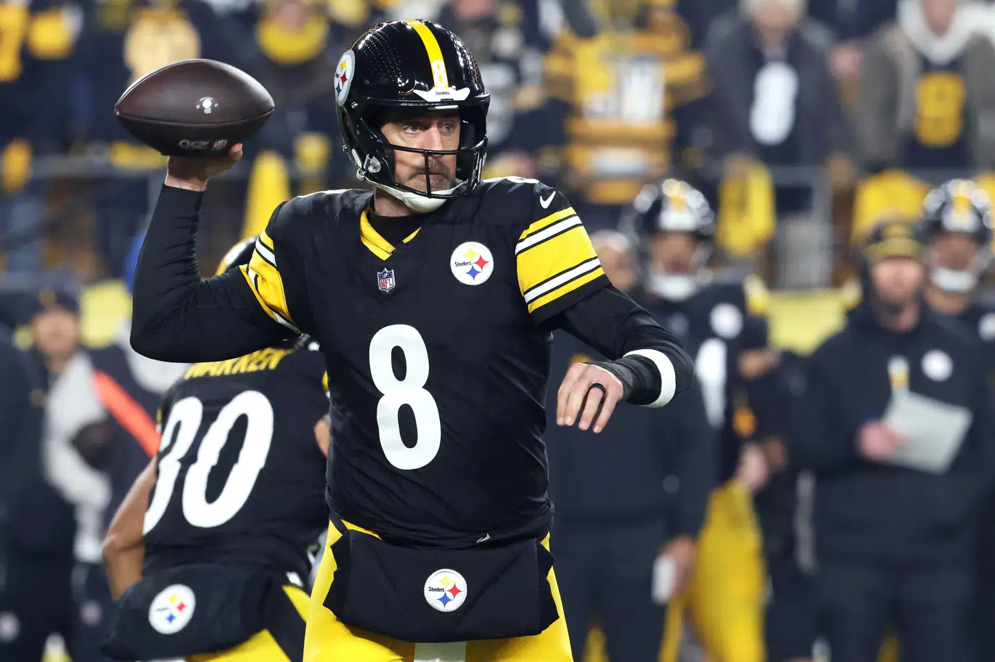 Aaron Rodgers spillede i seneste sæson 16 ud af 17 grundspilskampe for Steelers, men han var altså et stykke fra fordums niveau. Nu tager den 42-årige quarterback et år mere i stålbyen. (Arkivfoto).