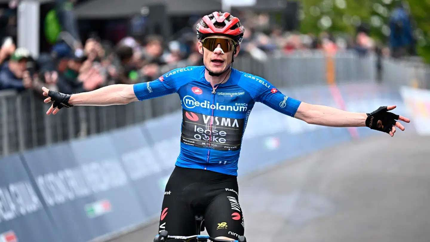 Jonas Vingegaard kørte over stregen i ensom majestæt på søndagens etape efter at have plantet Felix Gall på målstigningen.
