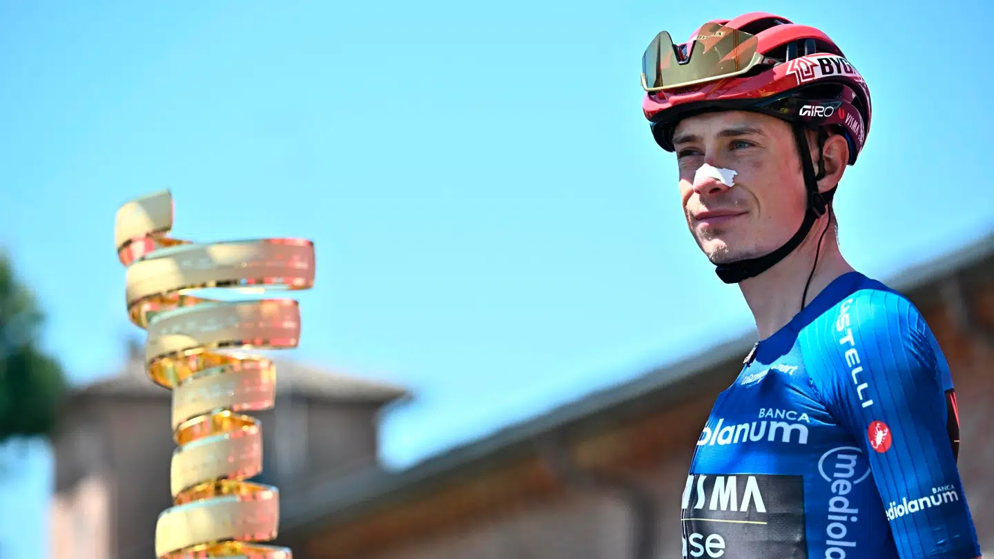 Vingegaard er den altoverskyggende favorit til at tage trofæet til venstre for ham på billedet med hjem fra Giro d'Italia.
