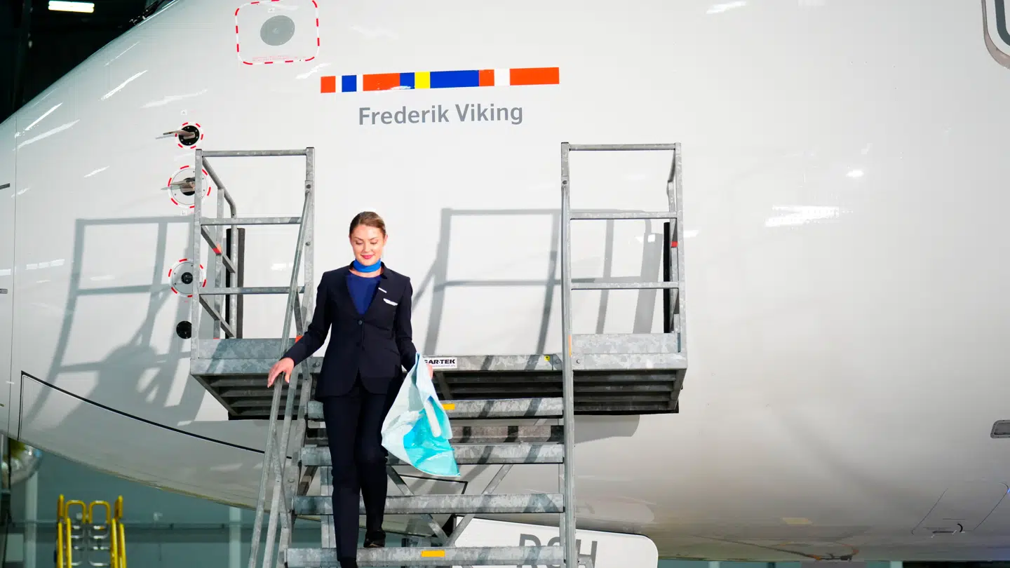 Her ses flyet med sit nye navn.