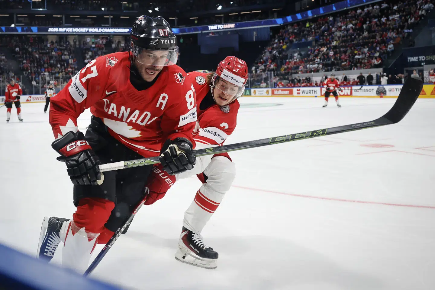 Canada måtte vente længe på at få hul på bylden mod Danmark. Her er Sidney Crosby i nærkamp med Malte Setkov.
