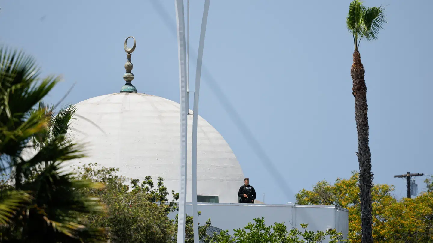 En politibetjent fotograferet ved moskéen i San Diego i Californien, hvor der mandag har været et skyderi