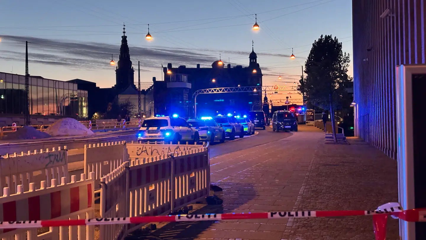 Politiet er massivt til stede ved Knippelsbro.