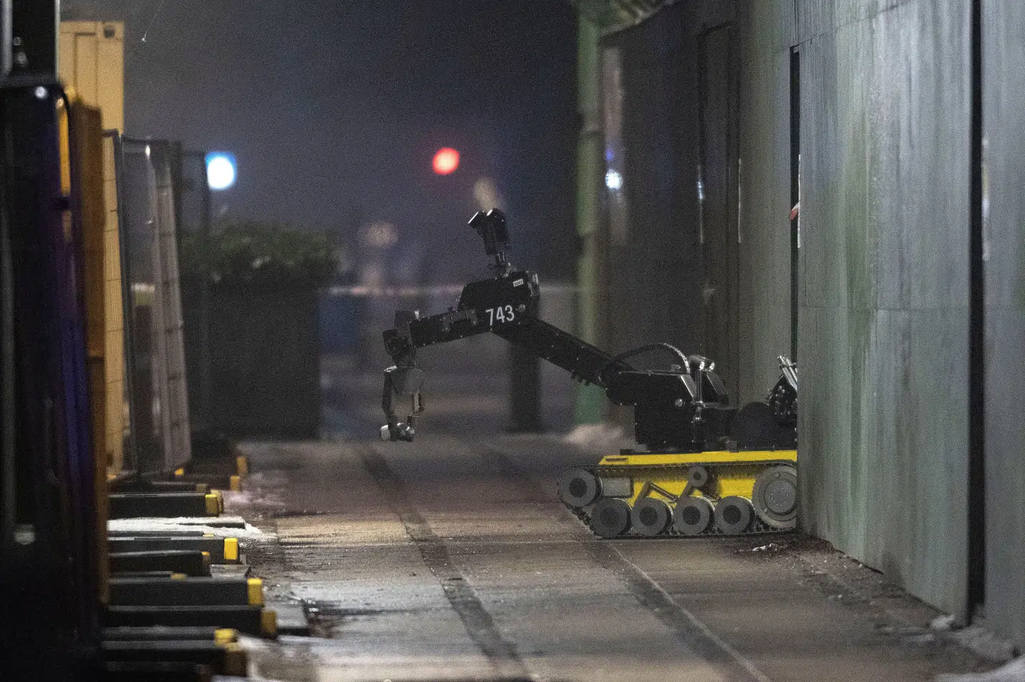 EOD er mandag aften til stede med en bomberydder ved et autoværksted i Aalborg for at assistere flytningen af et brandfarligt batteri. Her ses en bomberydder ved den amerikanske ambassade i København. (Arkivfoto).