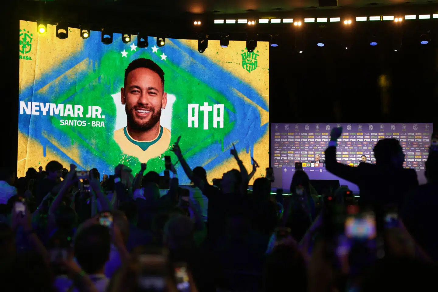 Der lød høje jubelråb, da Neymar mandag blev udtaget til Brasiliens VM-landshold ved et arrangement i Rio de Janeiro.