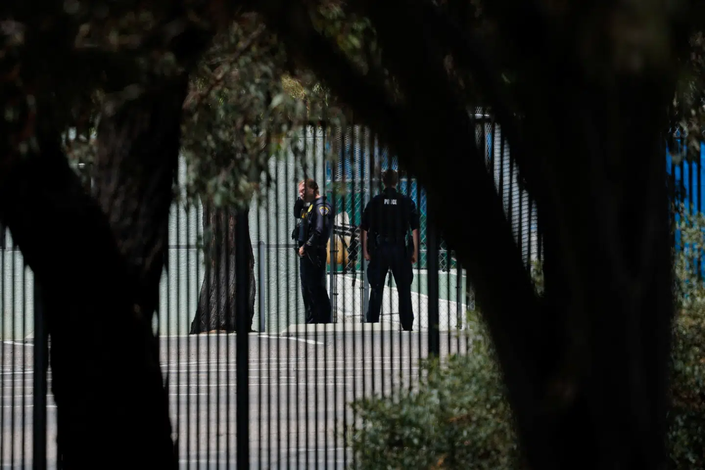 Her ses betjente fra San Diego Police Department arbejde i området ved Islamic Center of San Diego i kølvandet på masseskyderiet mandag.