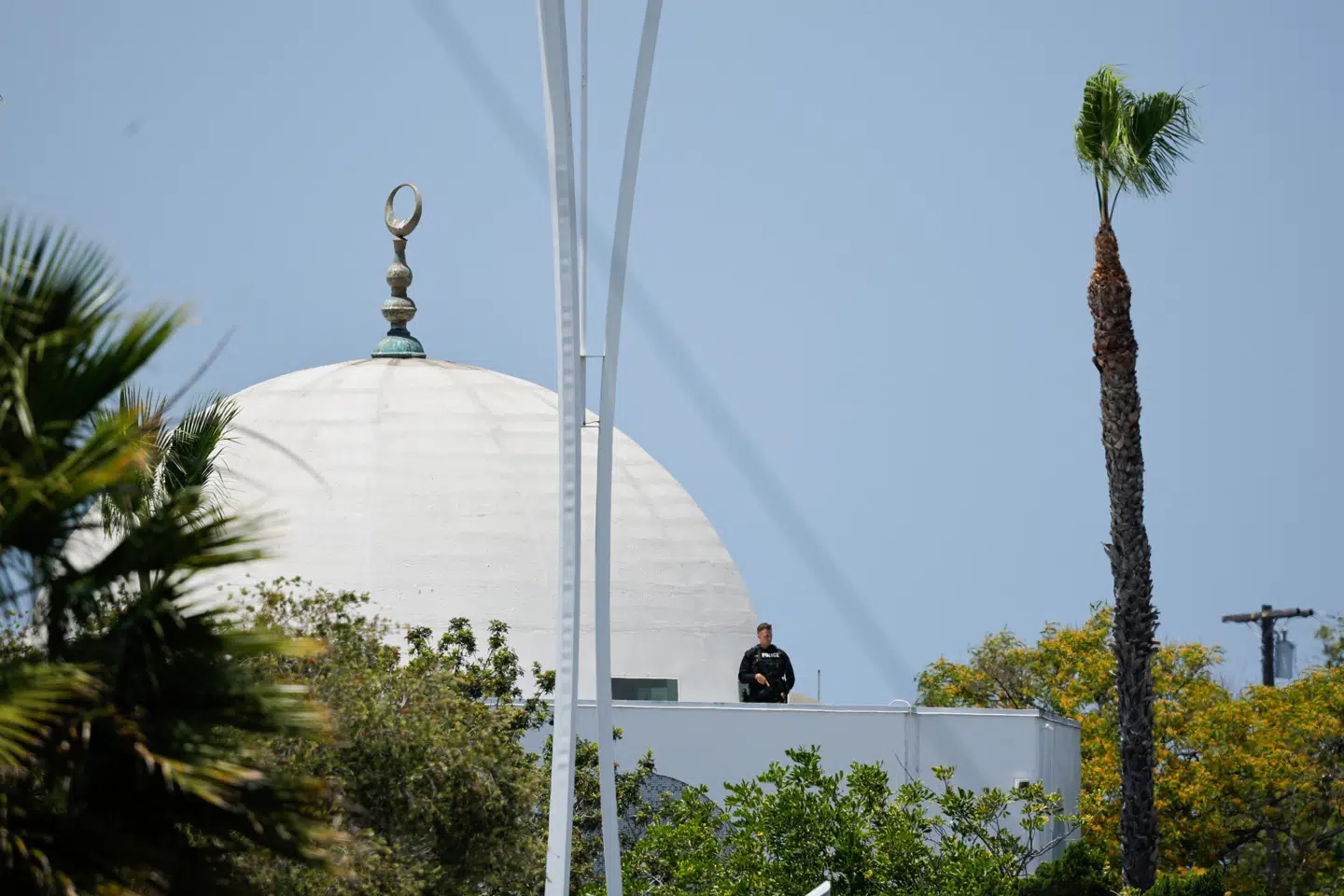 Her ses en betjent ved Islamic Center of San Diego i kølvandet på masseskyderiet mandag.