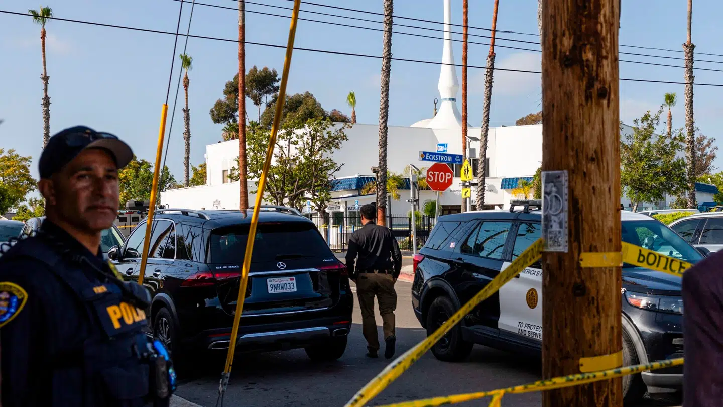 Her ses betjente fra San Diego Police Department blokere området ved Islamic Center of San Diego i kølvandet på masseskyderiet mandag.