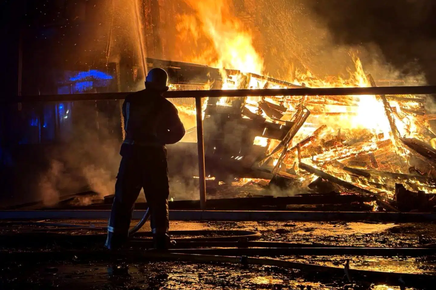 Havnebyen Izmajil har flere gange været mål for russiske angreb under den mere end fire år lange krig mellem Rusland og Ukraine. Her forsøger brandfolk at slukke en brand i byen i forbindelse med et angreb i september 2024. (Arkivfoto).